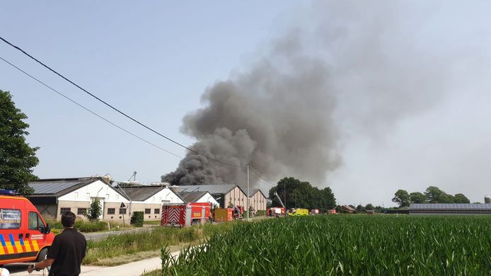 De brand gaat gepaard met veel rookontwikkeling.