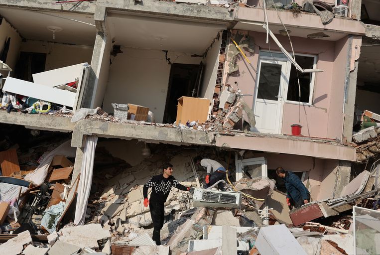 Op zoek naar overlevenden tussen het puin in het Turkse Hatay. Op Giro 7244 is tot nu (dinsdagmiddag) bijna 1,2 miljoen euro gedoneerd voor de slachtoffers van de aardbevingen in Turkije en Syrië, volgens een woordvoerder van het Rode Kruis. Beeld Reuters