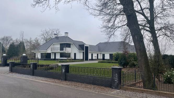 Eigenaar lapt regels aan zijn laars en bouwt een veel te grote villa, gemeente wil het nu tóch toestaan