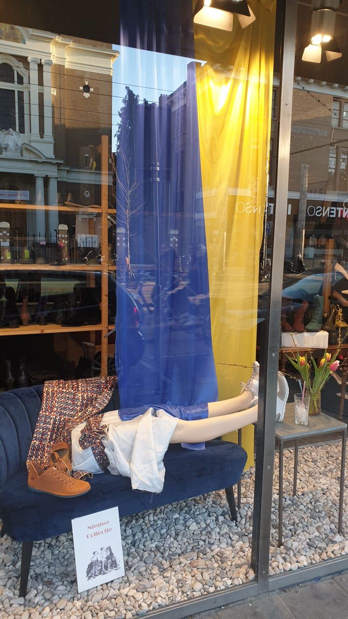 De Oekraïense vlag hangt nu al in verschillende etalages in de winkelstraat.