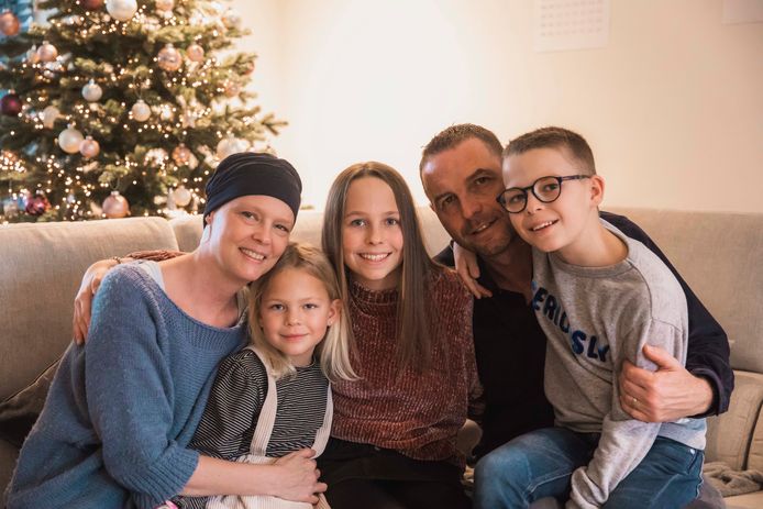 Isabelle Knapen (41) is ongeneeslijk ziek, en viert samen met haar man Bart (46) en kinderen Fien (14), Wout (9) en Marie (5) de laatste keer Kerstmis.