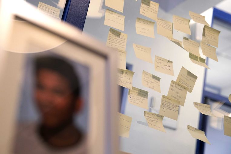 Op een middelbare school in Heerlen werd vorig jaar een herdenkingshoekje ingericht nadat een 15-jarige scholier zelfmoord pleegde.  Beeld ANP
