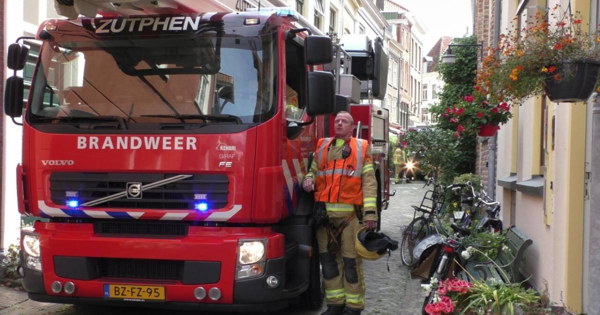 Zutphense brandweer rukt met drie wagens uit voor autobrand naast