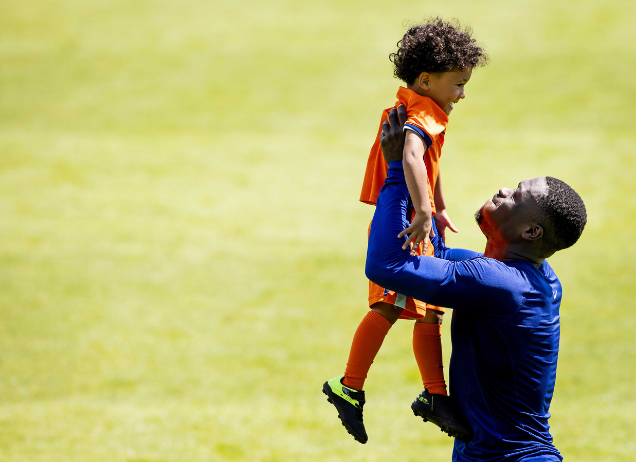 Mooie plaatjes: Oranje verwelkomt kinderen en familie, Brian Brobbey ...