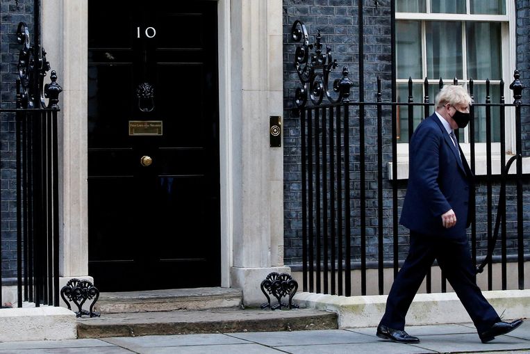 Boris Johnson voor 10 Downing Street, de ambtswoning van de Britse premier. Beeld REUTERS