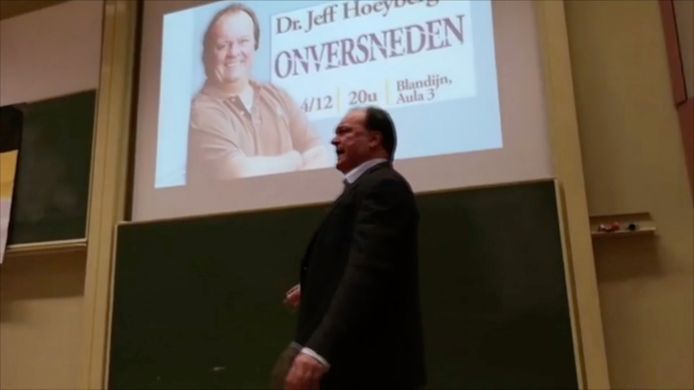 Hoeyberghs tijdens de lezing in een aula van de UGent.