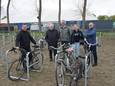 Mobiliteitsambtenaar Peter Raats, burgemeester André Van de Vyver, producent Anton Kip, voorzitter Siene Van Goethem en schepen Bruno Byl bij de nieuwe mobiele fietsenstalling.