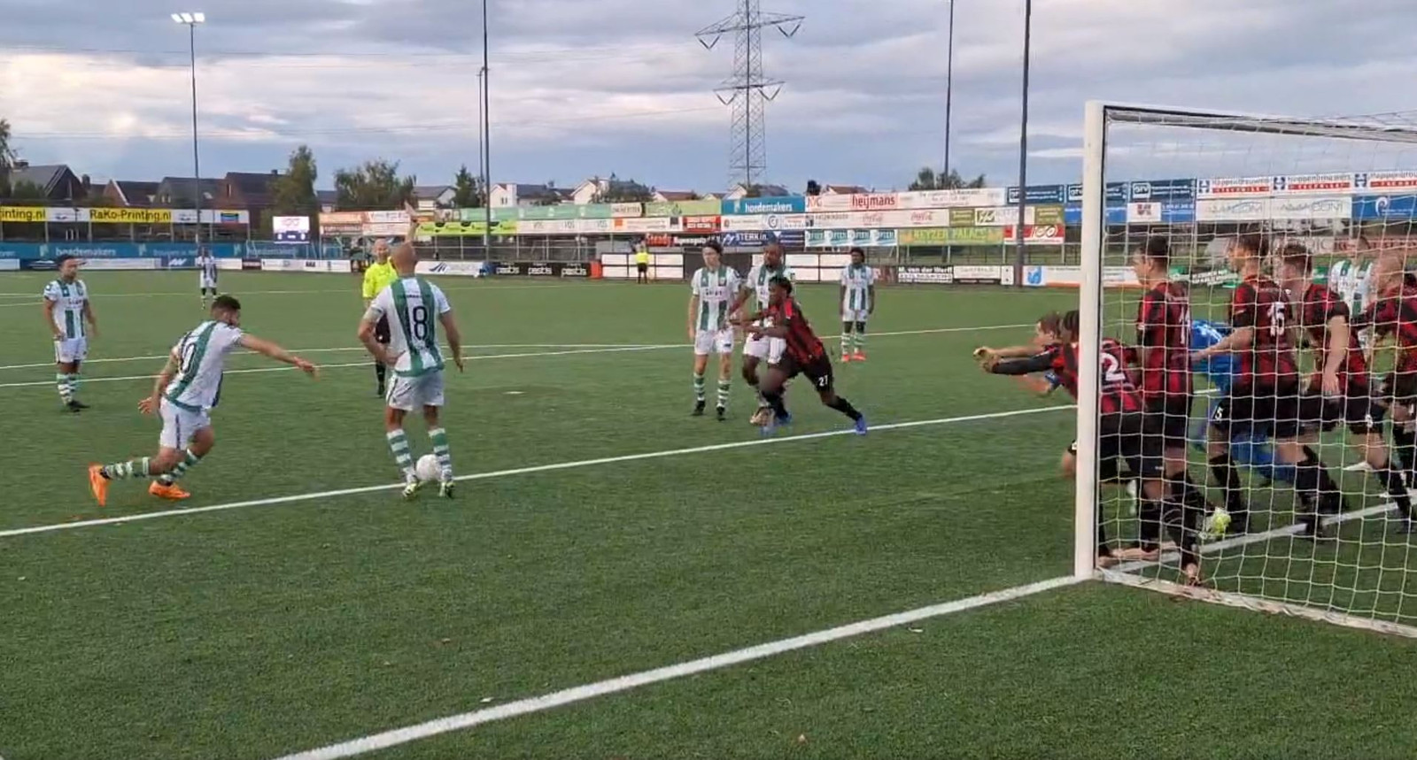 Brabantse krijgt curieuze goal om de oren na vrije trap op paar meter van het doel