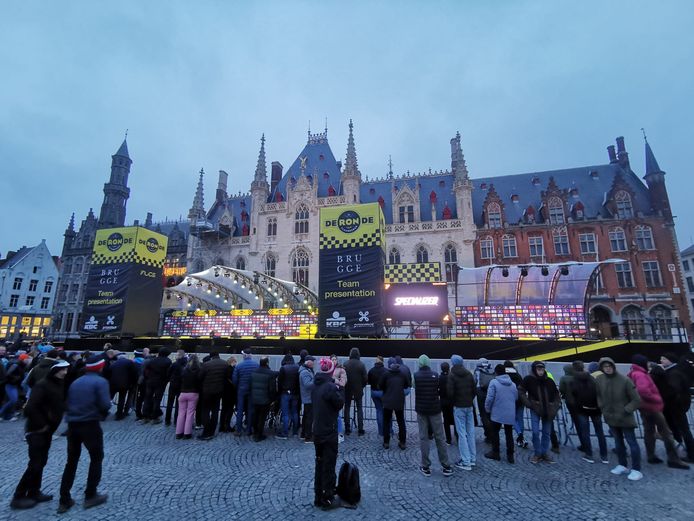 Om 7.30 uur was de eerste rij voor het podium op de Markt al ingenomen.