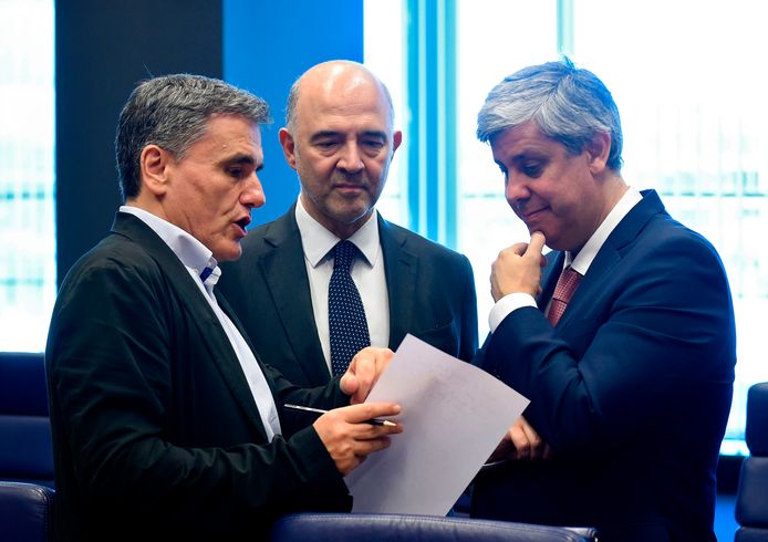 De Griekse minister van Financiën Euclid Tsakalotos (links) in gesprek met zijn Portugese ambtsgenoot en Eurogroepvoorzitter Mario Centeno (rechts) en Europees commissaris Pierre Moscovici (midden).