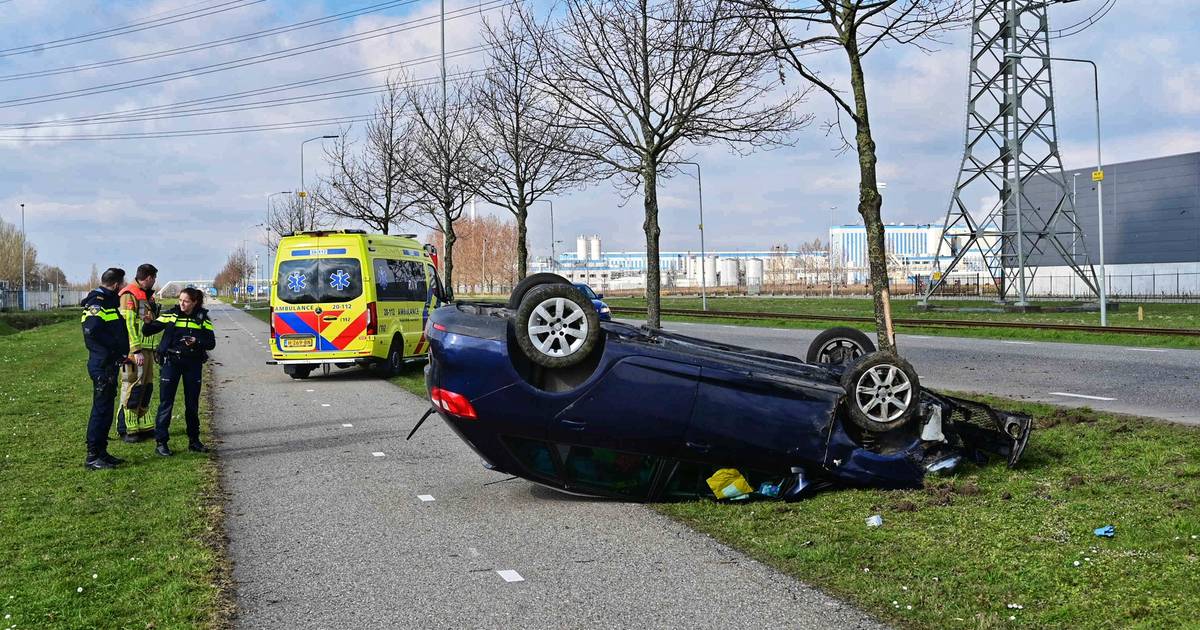 Auto belandt op z'n kop bij ongeluk in #Moerdijk.