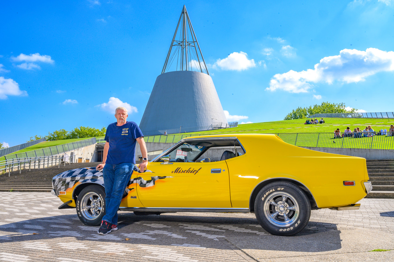 Ton (61) vond een pot met munten en kon zijn droomauto, een Ford Mustang uit 1972, kopen Foto
