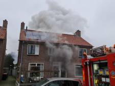Veel rook bij woningbrand in Enschede, konijn uit huis gered door brandweer