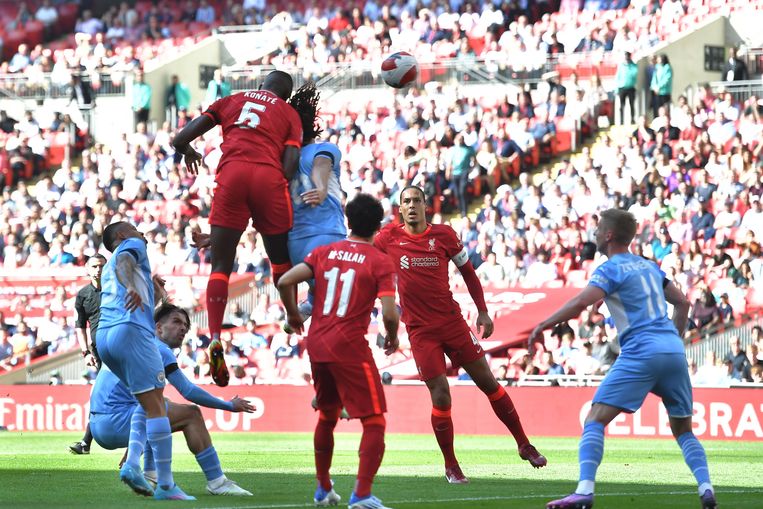 Ibrahima Konaté (m) kopt Liverpool al snel op voorsprong tegen Manchester City in de halve finale van de FA Cup op Wembley. Liverpool won het duel met 3-2. Beeld ANP / EPA