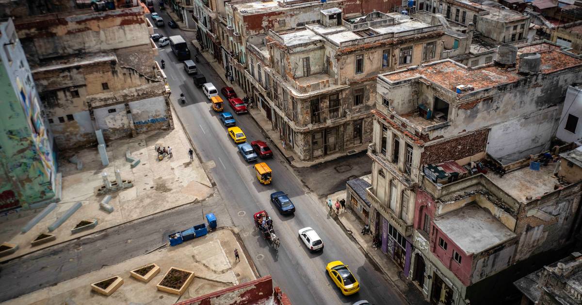 Sleep or play dominoes.  Cubans wait days in front of empty gas stations |  outside