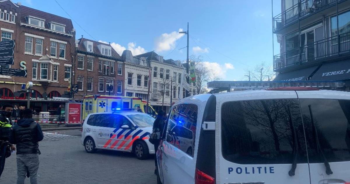 Zwaargewonde bij steekpartij op West kruiskade in Rotterdam .