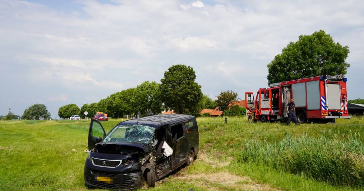 Chauffeur busje met arbeiders dommelde in slaap: zwaar ongeluk in Zwartsluis.