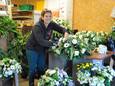 Hannemarie van der Nagel van Bloem Marie in Nieuwerkerk is druk bezig met het maken van herdenkingskransen en bloemstukken