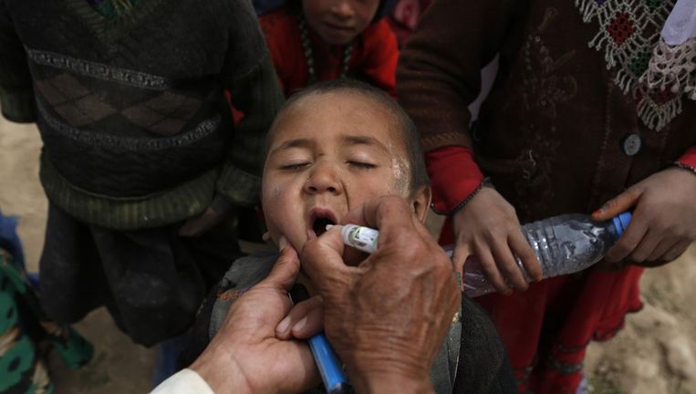 Een Afghaans jongetje krijgt een vaccinatie tegen polio Beeld reuters