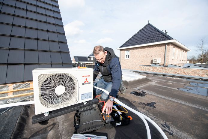 Dolf Romp van Kamphuis Koeltechniek BV uit Hengelo monteert een airco bij Jos en Astrid Vogelzang uit Almelo.