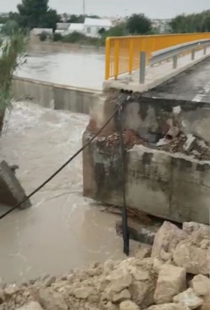 De extreme regenval veroorzaakte grote overstromingen en schade langs rivieren in het gebied tussen Murcia en Valencia.