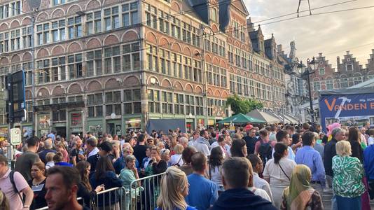 Many people in Sint-Veerleplein after Stroppenommegang