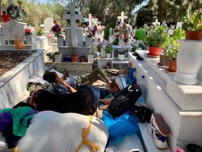Migranten slapen ook op kerkhof na verwoestende brand op Lesbos: chaos is groot, bewoners zijn het beu