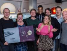 Racoon ontvangt platina plaat uit handen van kantinejuf Qmusic
