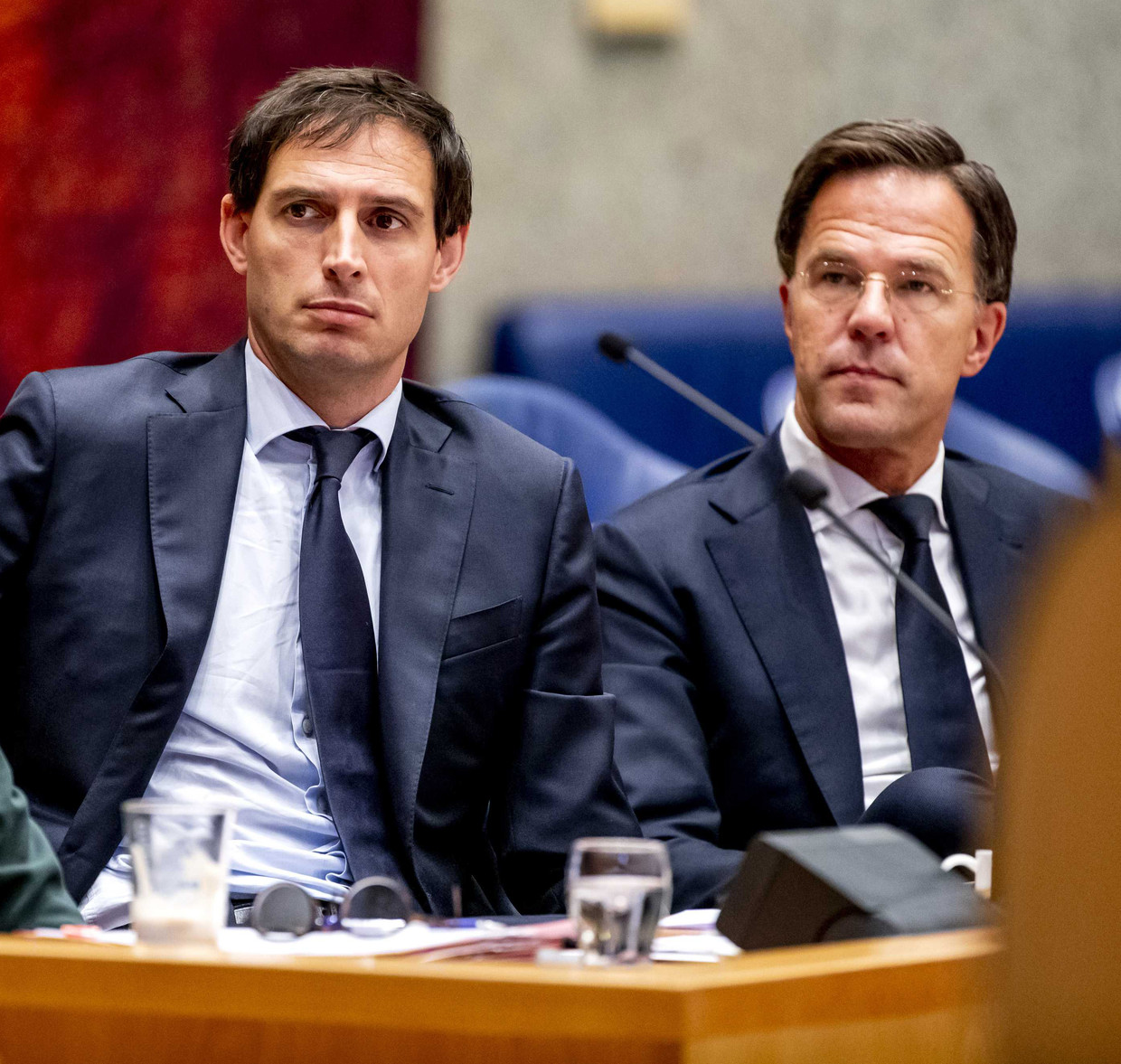 Wopke Hoekstra, minister van Financiën (links)en premier Mark Rutte in de Tweede Kamer. Beeld ANP
