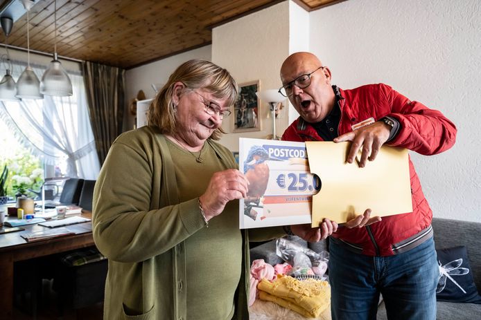 Vulling Uit Een Loterij Ticket. Een Jong Vrouw Houdt De Loterij Ticket Met Compleet Rij Van Getallen Aan De Loterij Blanco Lakens Achtergrond