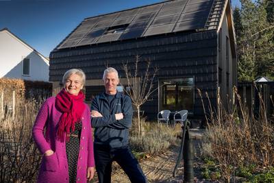 Corine en George hebben een huis van hout, stro en leem: ‘Alles kan zo weer de natuur in’