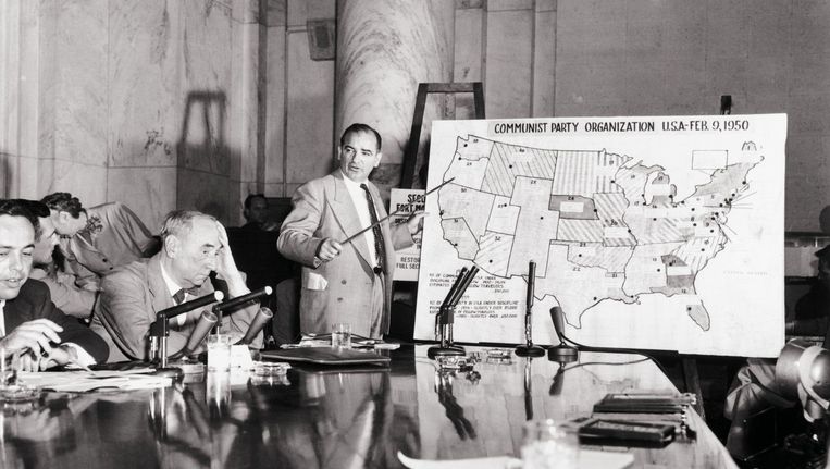 Joseph McCarthy wijst communistische plaatsen op de kaart van de VS aan, 1954. Beeld Getty Images