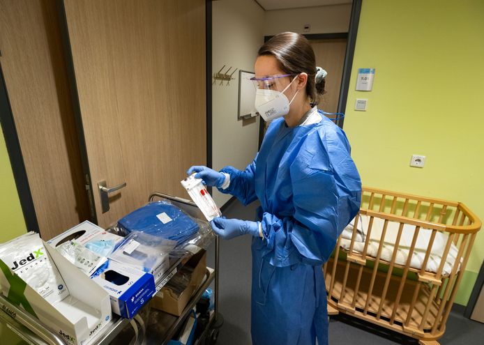 Verloskundige Mily maakt zich gereed voor een coronatest bij een zwangere vrouw in het Catharina ziekenhuis.