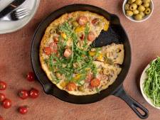 Wat Eten We Vandaag: Frittata met tomaat, olijven, spekjes en kaas