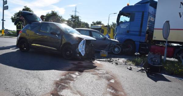 Grote ravage door ongeluk in Almelo: persoon gewond.