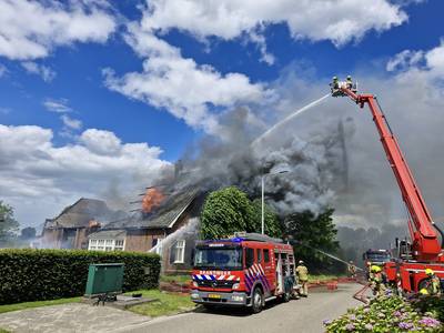 Zeer grote brand bij woning met rieten dak in Heesbeen, riet ‘nagenoeg afgebrand’