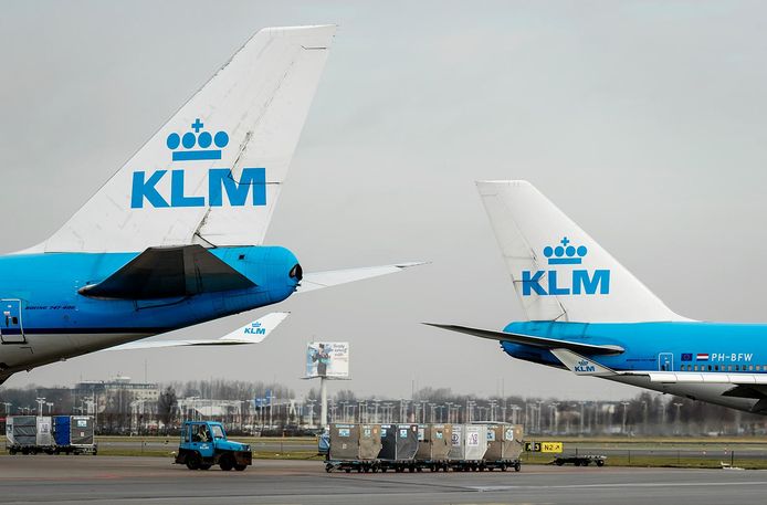 Een KLM-toestel op het platform van Schiphol