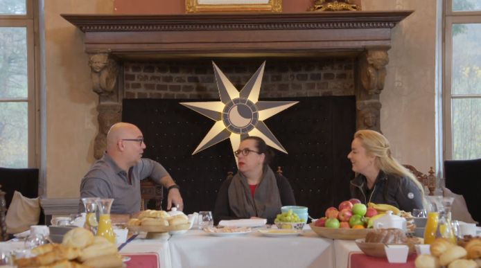 Loek Peters, Francis van Broekhuizen en Samantha Steenwijk aan het ontbijt