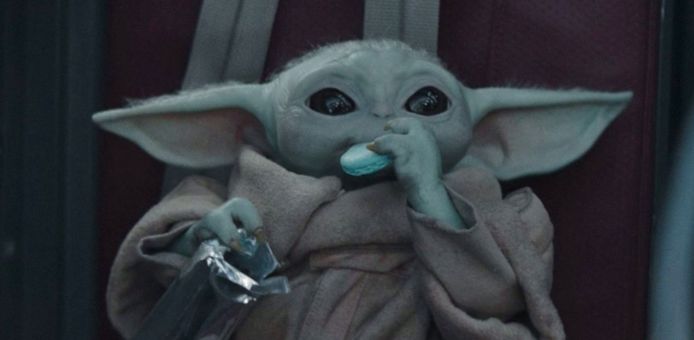 Baby Yoda met zijn macarons.