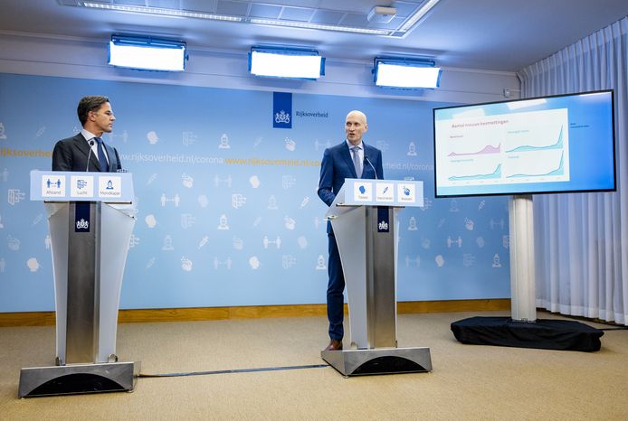 Premier Mark Rutte en coronaminister Ernst Kuipers (D66) bij hun eerste gezamenlijke coronapersconferentie.