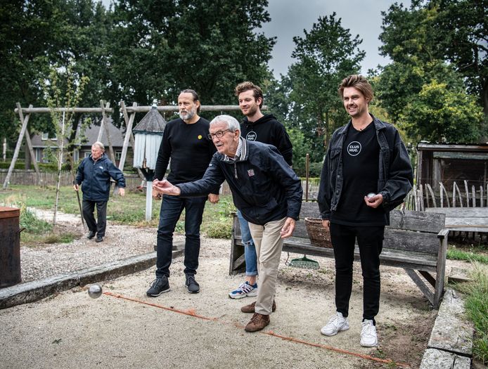 Het wedstrijdje jeu de boules werd bruut onderbroken door de dementerende Ben (links op de achtergrond) die eerst de baan wilde harken.