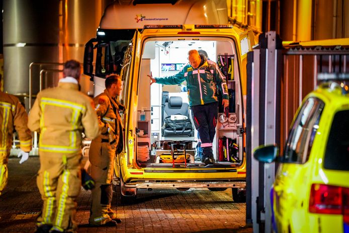 Ambulance helpt slachtoffer in Nuenen.