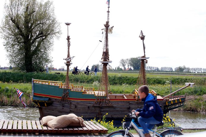Met onder andere deze replica van een VOC-schip wint de wijk Den Doorn de prijs voor de mooiste versiering tijdens de Tentjesweek in Almkerk.