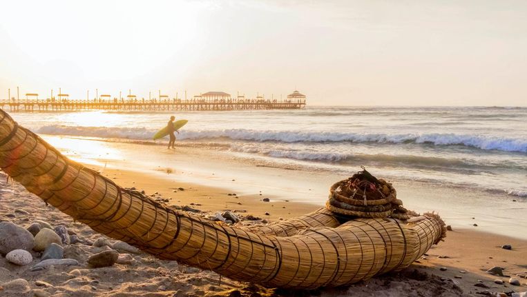 Surfen tot de zon onder gaat bij het strand van Huanchaco. Beeld Eline van Nes