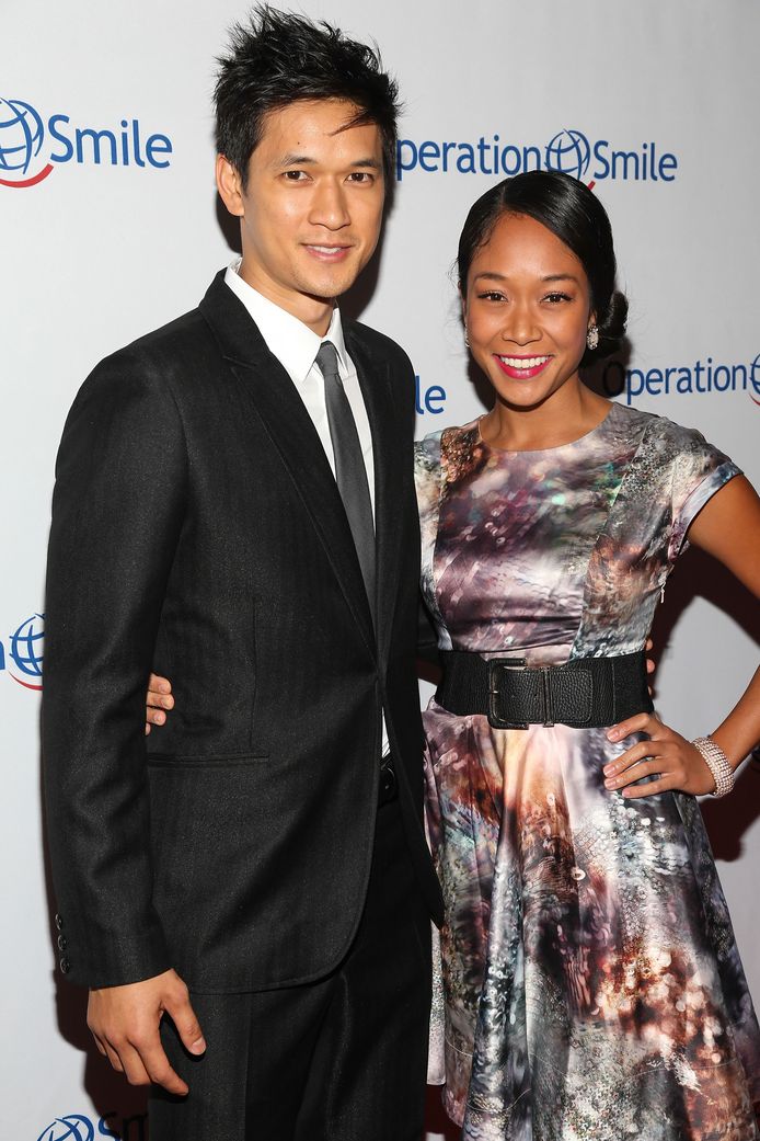 Harry Shum Jr. met zijn vrouw Shelby Rabara.