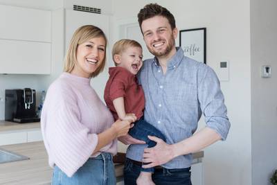 Een hypotheek afbetalen van 1.500 euro, een baby van bijna 2 jaar én nog kunnen sparen: zo pakt het jonge koppel Elke (31) en Joey (33) het aan