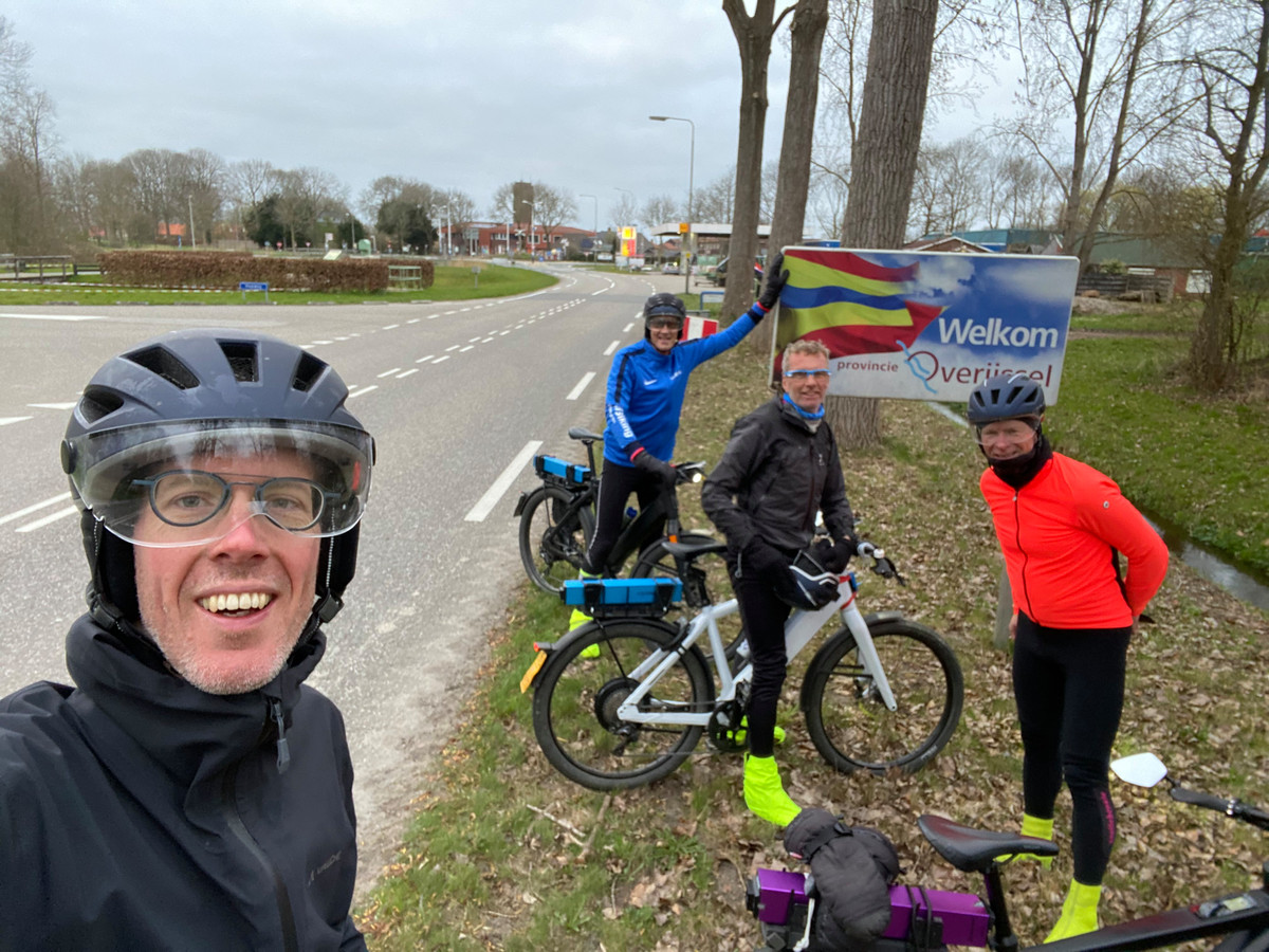 De laatste foto van de tour door Nederland bij daglicht: Het viertal bereikt Overijssel. Hierna wachtten alleen nog Friesland, Groningen en Drenthe. Links op de foto staat Timo van de Kasteele.