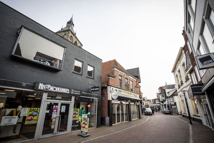 Uitgestorven winkelstraten als gevolg van de lockdown. Veel winkeliers in de binnenstad van Oldenzaal zijn de huidige maatregelen helemaal beu en gooien komende zaterdag uit protest tegen het beleid hun deuren open.
