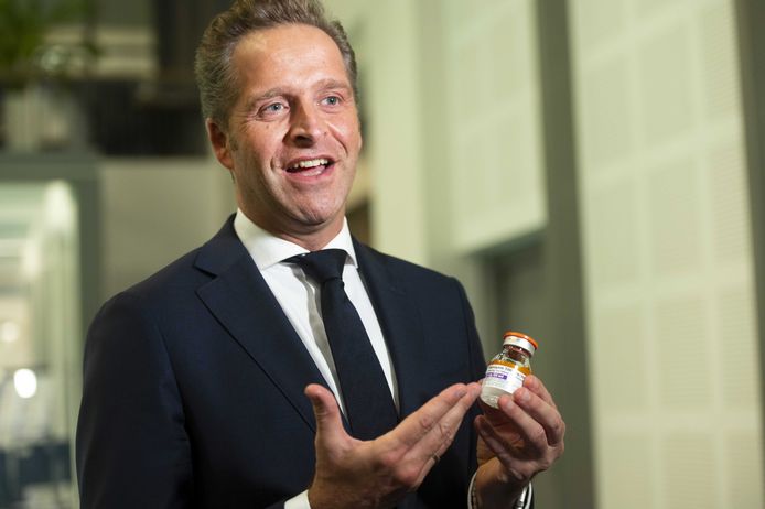 Minister Hugo de Jonge met het nieuwe plasmamedicijn van Sanquin.