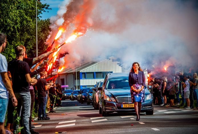 Meer dan honderd mensen vormden een erehaag voor Manuel Alvarez, het 29-jarige slachtoffer van de ‘koffermoord’.